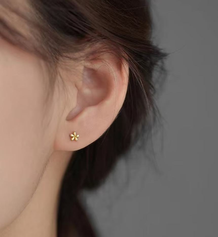 Flower Stud - Gold / Silver Daisy Earrings